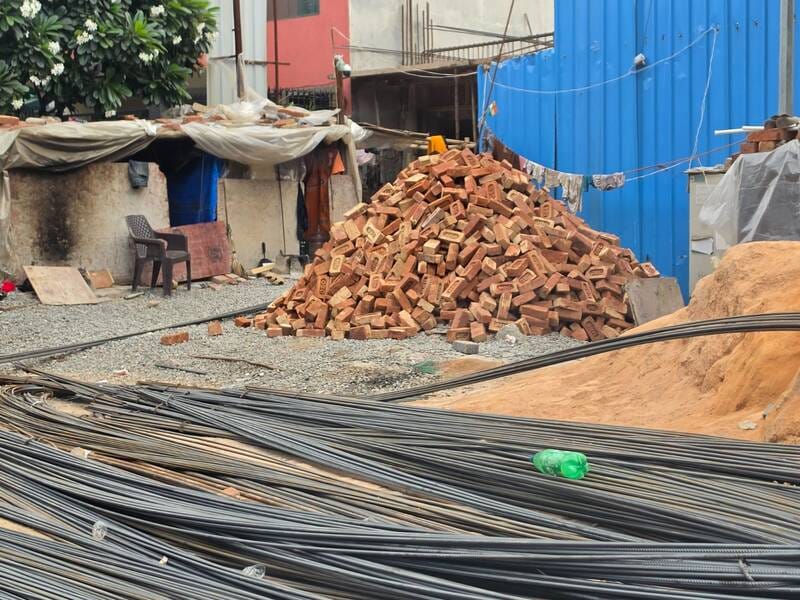 मेरी आवाज सुनो---- नोएडा के सेक्टर 105 में अवैध अतिक्रमण