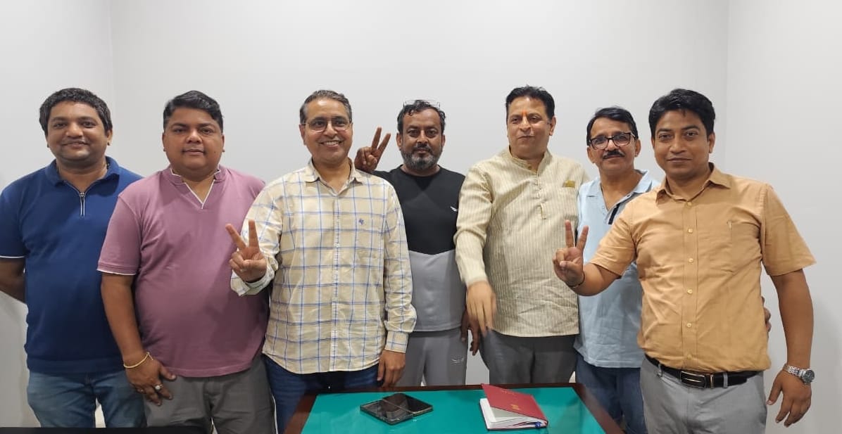 नोएडा के आम्रपाली क्रिस्टल होम्स सोसाइटी में हुए एओए चुनाव के विजेता पदाधिकारी ।  स्रोत  निवास