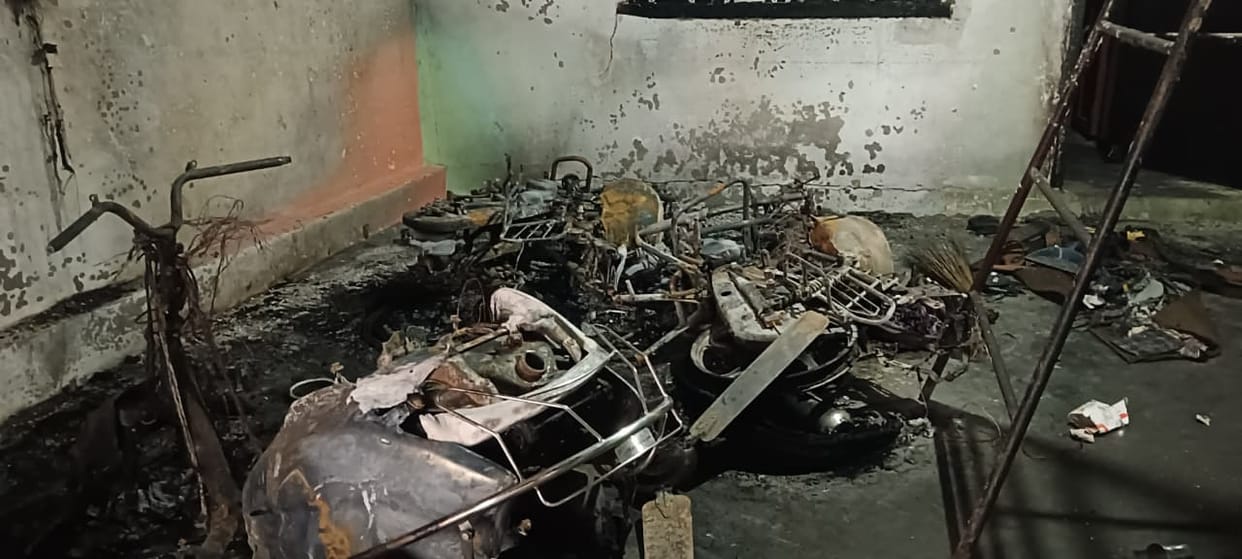Electric scooter catches fire while charging; four vehicles