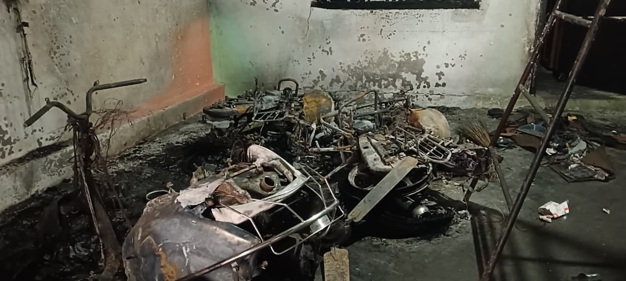 नगर के हनुमान नगर कालोनी स्थित मकान में शार्ट शर्किट से लगी आग में जली बाइकें और स्कूटी। स्रोत