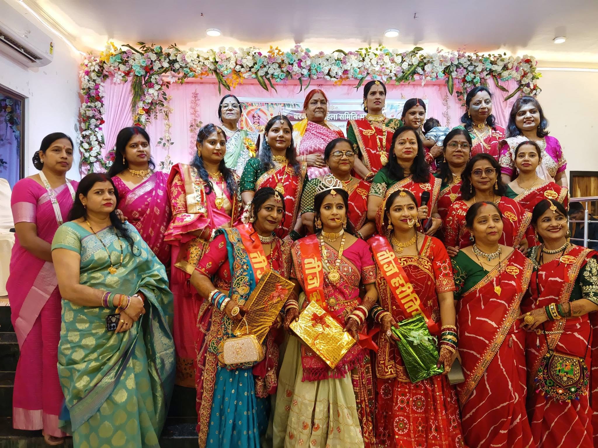 नगर के पुरानी तहसील स्थित एक मैरेज हाल में बरनवाल महिला समिति मऊ के 'तीज झंकार उत्सव कार्यक