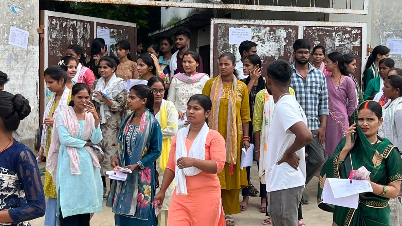 नगर के सोनीधापा इंटर कालेज परीक्षा केंद्र से डीएलएड प्रथम सेमेस्टर की परीक्षा देकर बाहर निकलते 