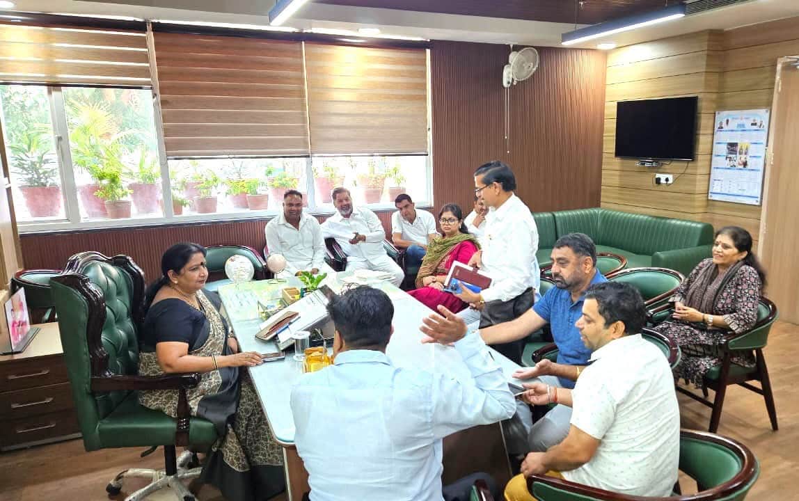 नगर निगम कार्यालय में लोगों की शिकायत सुनती मेयर रेणु बाला गुप्ता । प्रवक्ता निगम