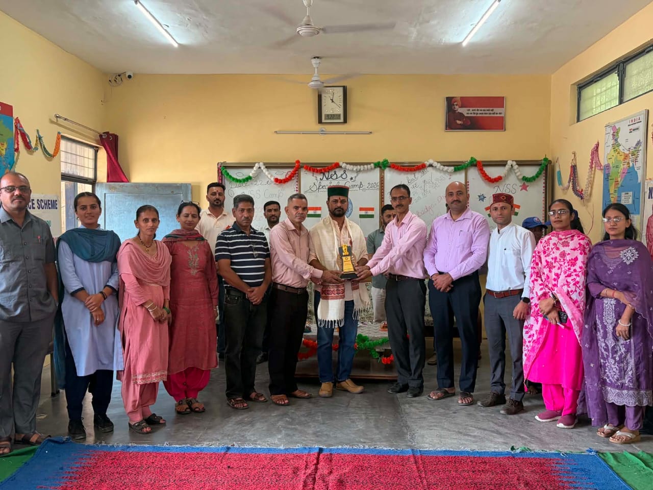 नघेता स्कूल में एनएसएस शिविर के शुभारंभ पर मुख्यातिथि को सम्मानित करता स्कूल प्रबंधन। संवाद