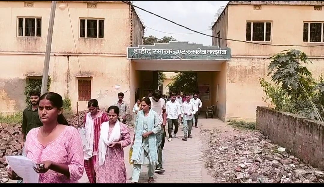 नंदगंज के शहीद स्कूल से डीएलडी की परीक्षा देकर निकलते परीक्षार्थी - संवाद