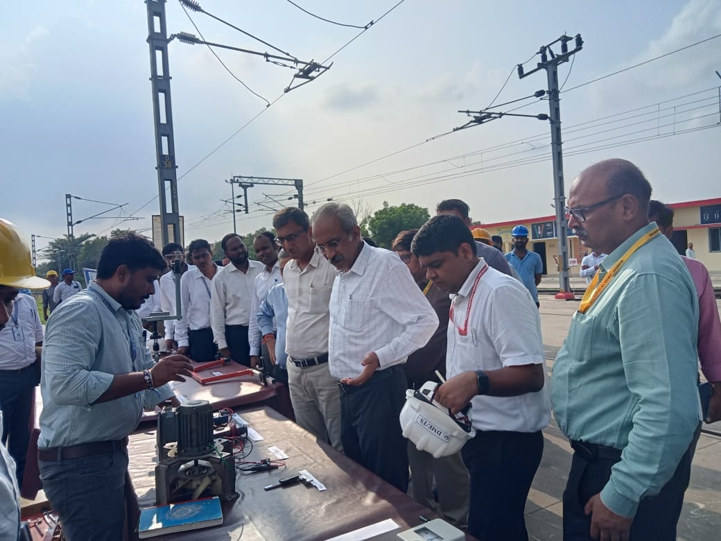 औड़िहार जंक्शन पर पिट लाइन पर मेमू रैक की कार्य प्रणाली को डेमो के माध्यम से परखते पूर्वोत्तर र