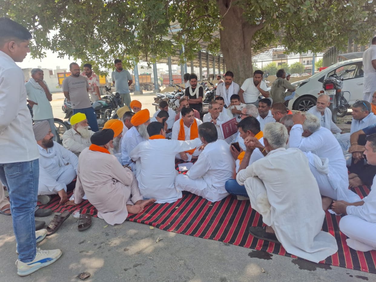 Demand for the immediate lifting of FCI wheat lying in the mandis.