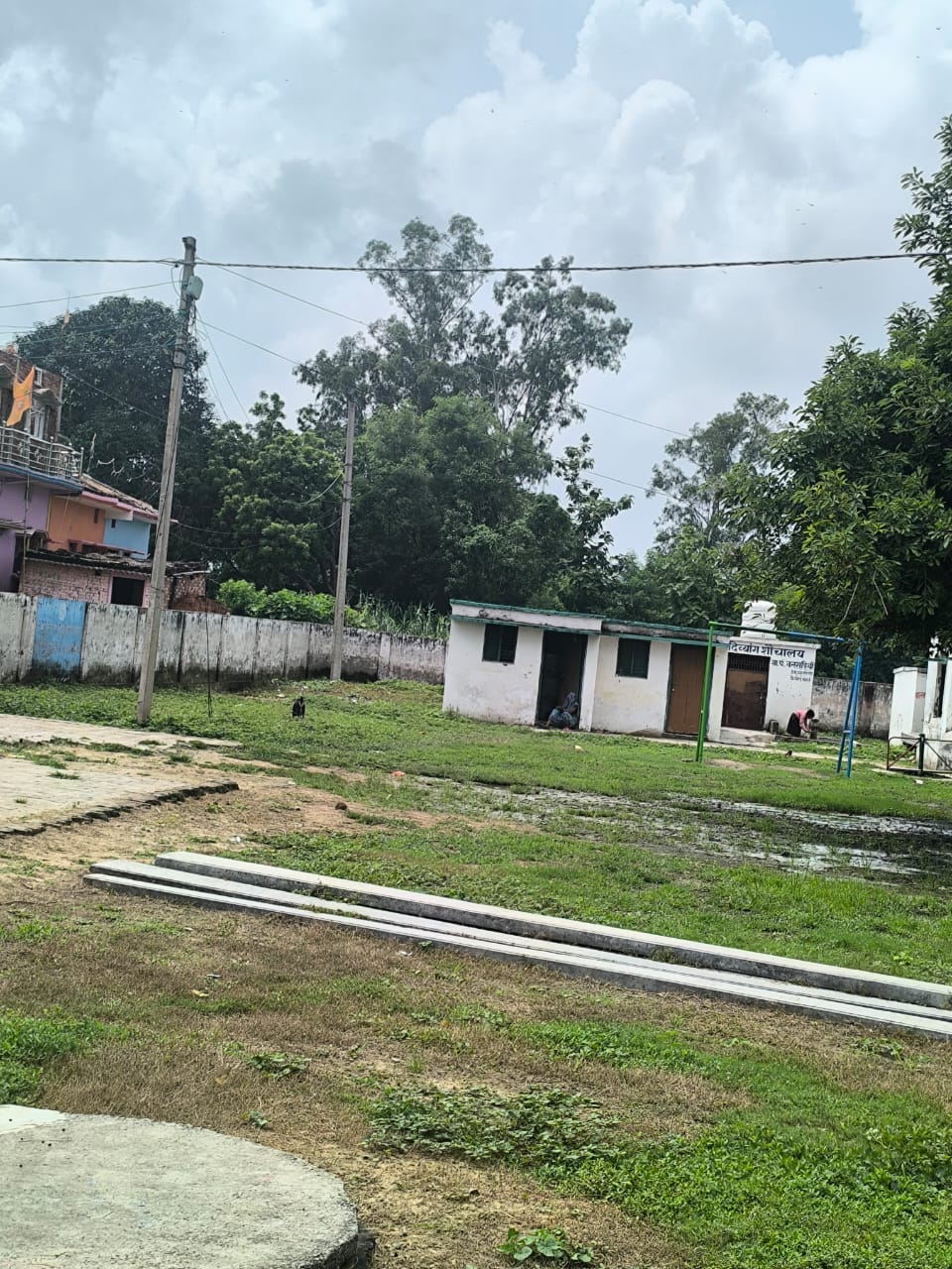 प्रावि बंसहियां, गौरी बाजार में लगा विद्युत पोल व परिसर से गुजरता तार।