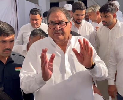 पत्रकारों से बातचीत करते अभय सिंह चौटाला।