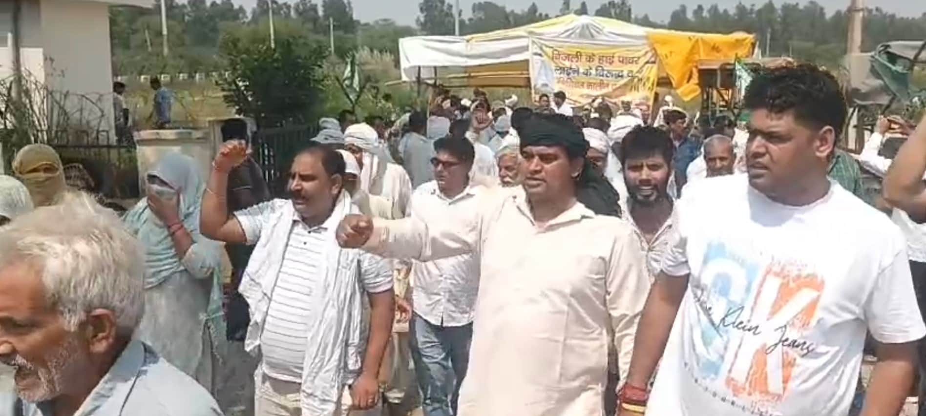 पावर ग्रिड लाइन पर शुरू हुए काम को बंद कराने को लेकर नारेबाजी करते किसान। संवाद
