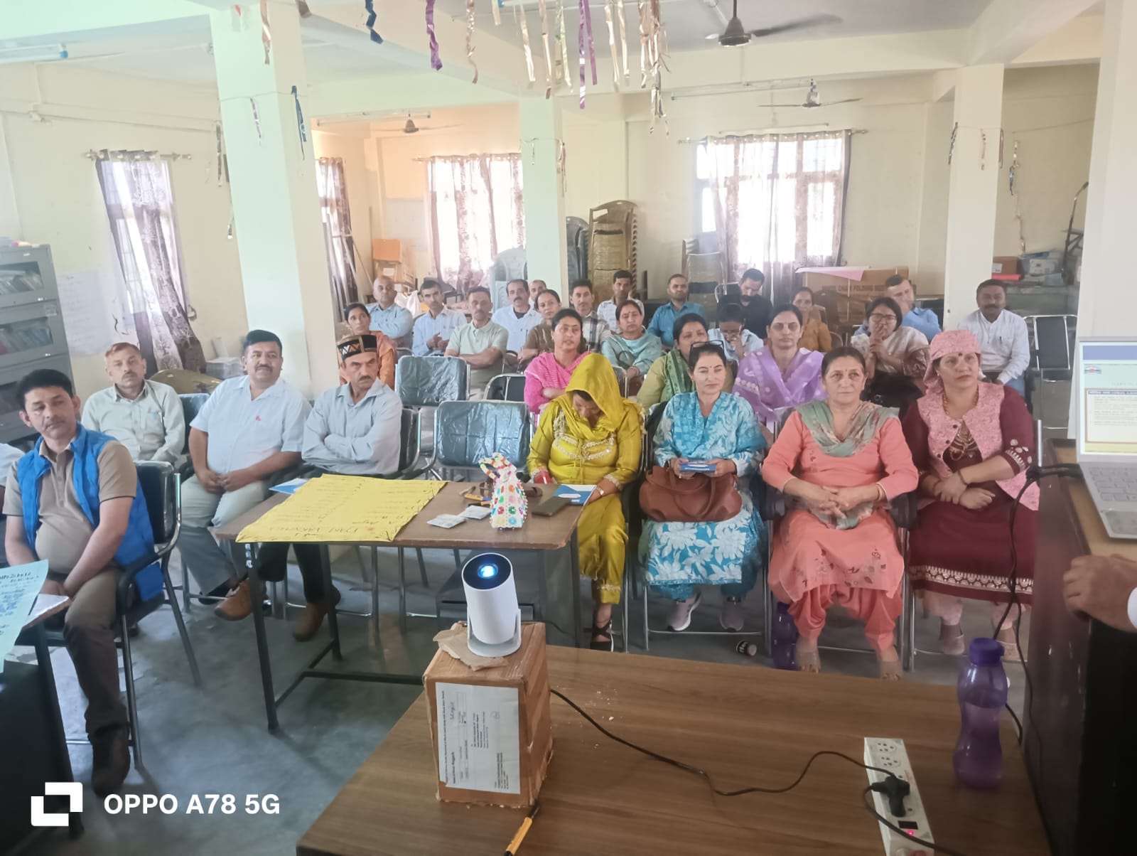 राजगढ़ में टीएलएम और निपुण भारत को लेकर आयोजित प्रशिक्षण शिविर में मौजूद अध्यापक। संवाद