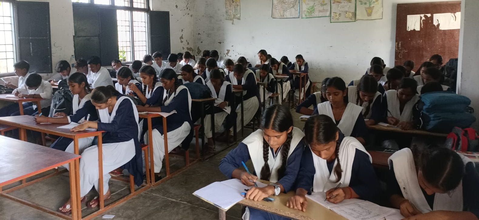 राजकीय हाईस्कूल तेंदुआ बहादुरपुर में सामान्य ज्ञान प्रतियोगिता में परीक्षा देती छात्राएं। स्रोत