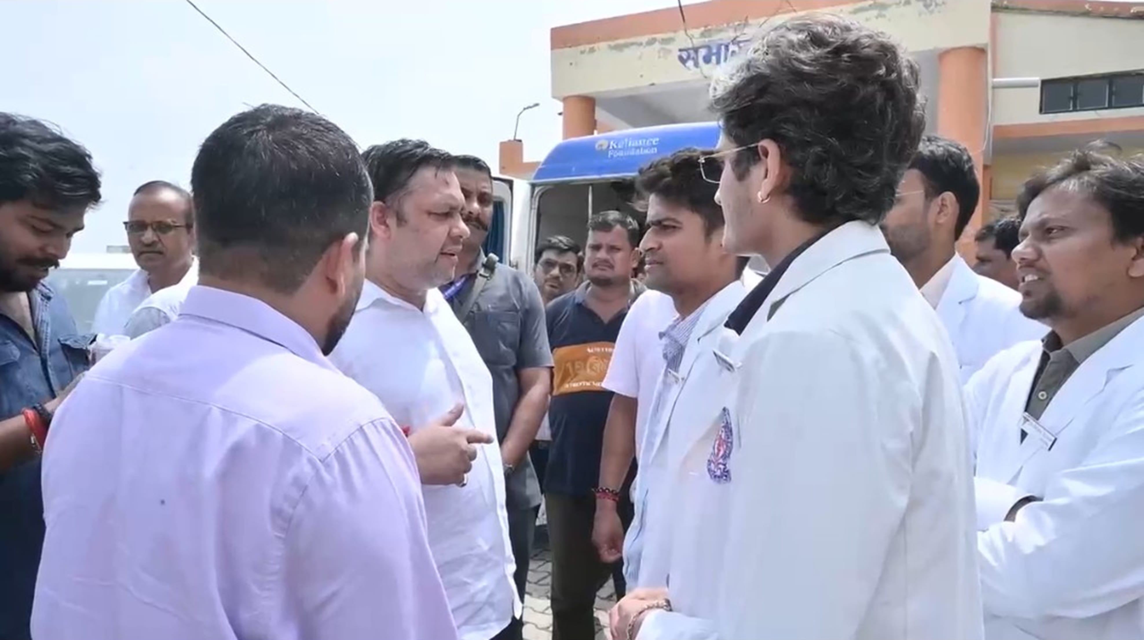 राजकीय होम्योपैथिक चिकित्सा महाविद्यालय में हड़ताली बीएचएमएस के इंटर्नों से वार्ता करते भाजपा न