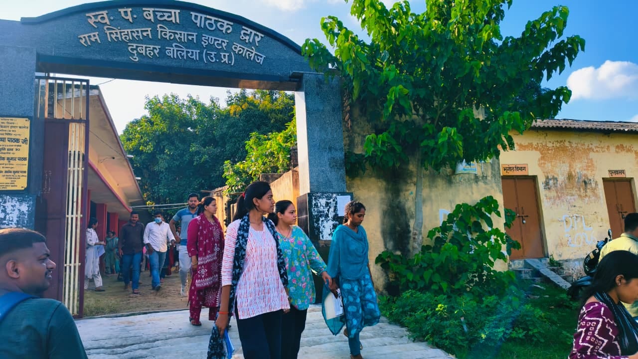 राम सिंहासन किसान इंटर कॉलेज से डीएलएड की परीक्षा देने के बाद स्कूल से बाहर निकलते छात्रछात्राए