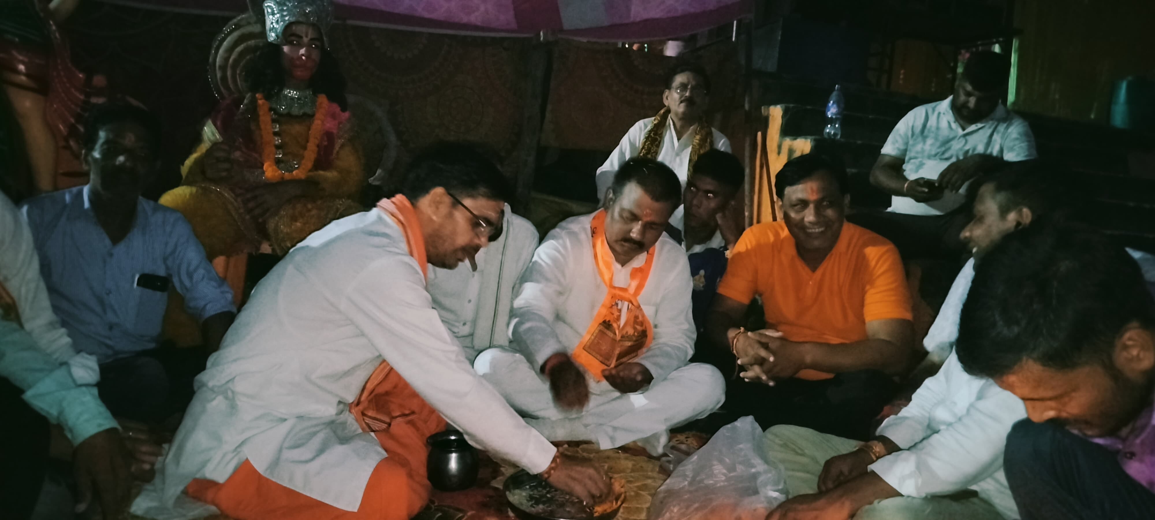 रामलीला मंचन के लिए भूमि पूजन करते आयोजक स्रोत संवाद