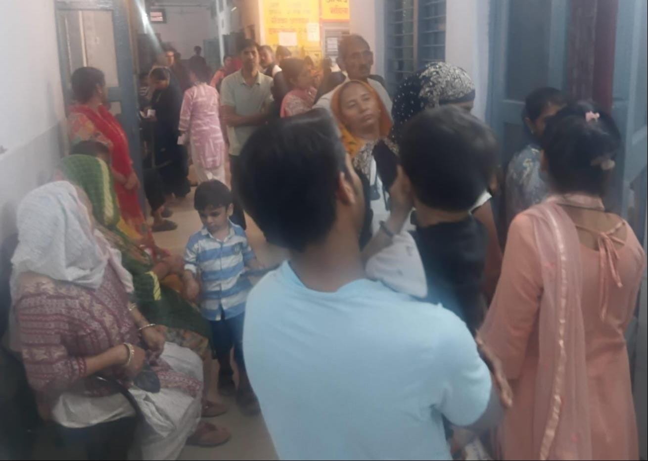 सीएचसी शामली में ओपीडी में लगी मरीजों की भीड़। संवाद
