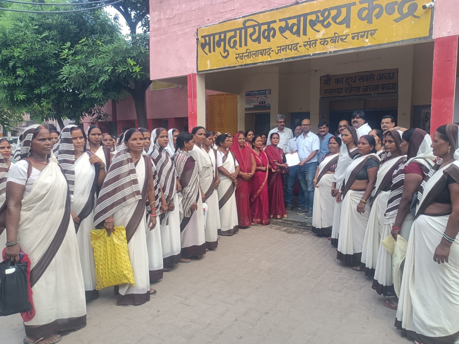 सीएमओ कार्यालय पर प्रदर्शन करती आशा कार्यकर्ता-संवाद