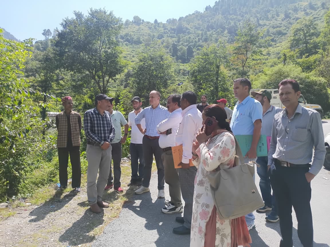 समेज स्कूल की समस्या के समाधान के लिए विभागीय टीम के साथ निरीक्षण करते एसडीएम। संवाद