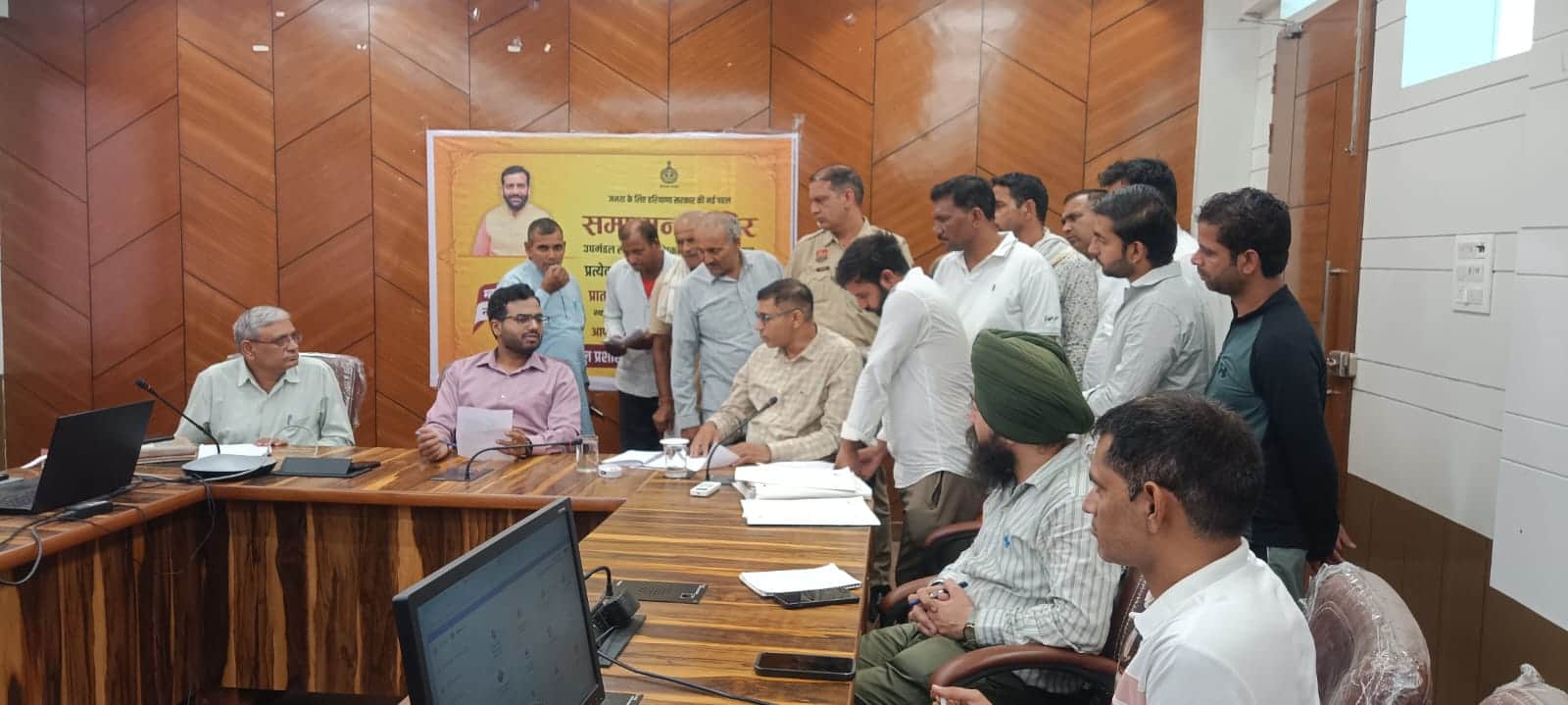 समाधान शिविर में लोगों की समस्याएं सुनते एसडीएम प्रवेश कादियान।