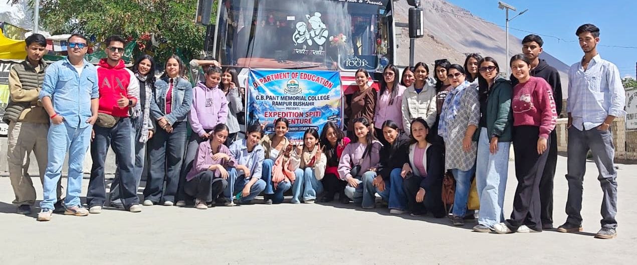 स्पीति घाटी के तीन दिवसीय शैक्षणिक भ्रमण के दौरान रामपुर कॉलेज के विद्यार्थी। स्रोत : कॉलेज प्र