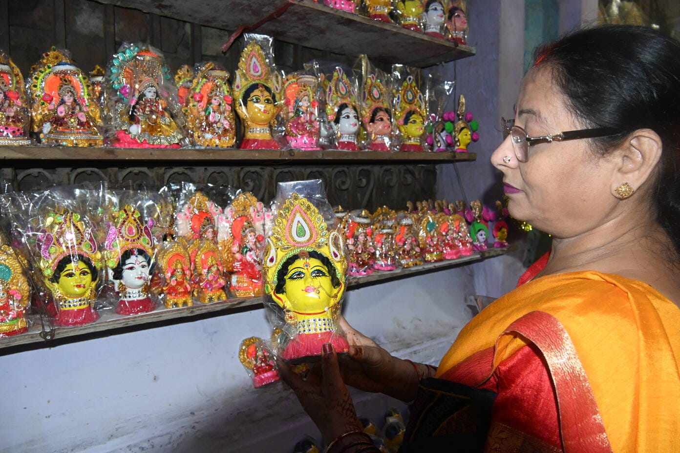सोरहिया मेले में माता लक्ष्मी की प्रतिमा खरीदती महिला। अमर उजाला