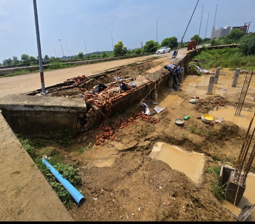 Lack of basic amenities in Saraswati Hi-Tech City even after ten years.