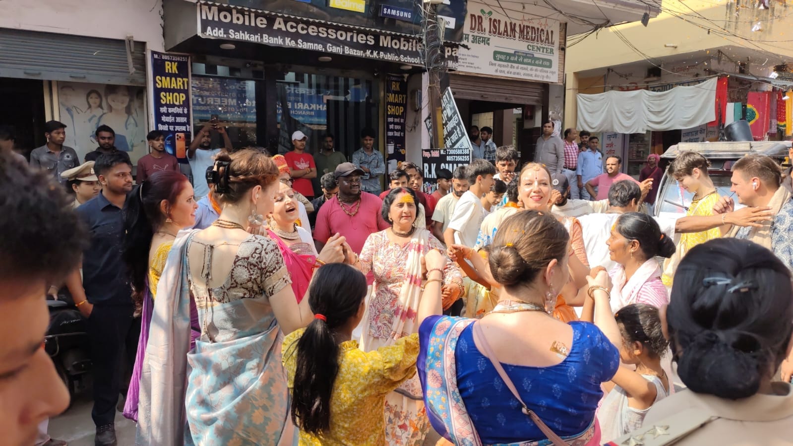 सरधना। नगर में गणपति विसर्जन यात्रा के दौरान हरिनाम संकीर्तन करते इस्कॉन के भक्त और साथ में झूम