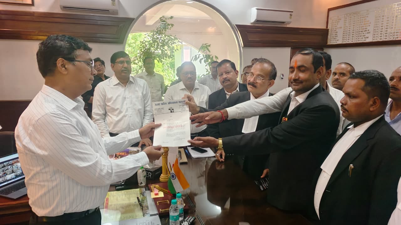 सिसैया खुर्द मामले में पुलिस कर्मियों की गिरफ्तारी मामले में डीएम को ज्ञापन सौंपते अधिवक्ता महा