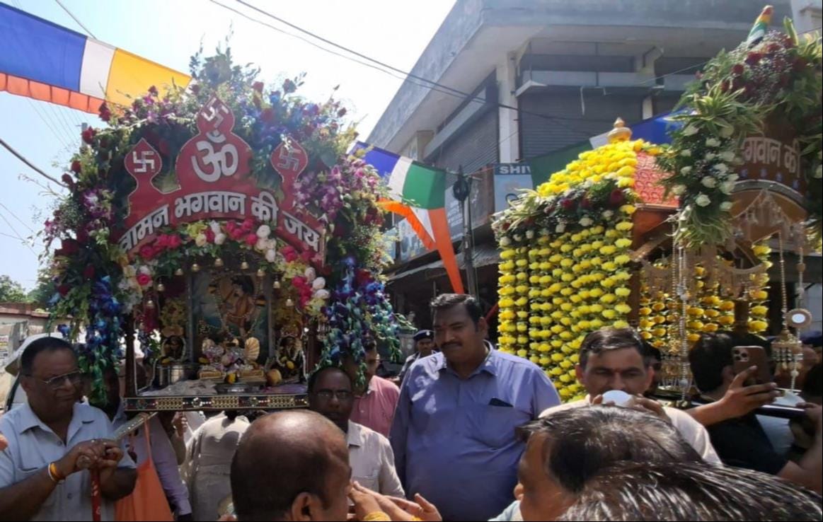 सिटी के ठाकुरद्वारा मंदिर से निकलते भगवान वामन के हिंडोले। संवाद