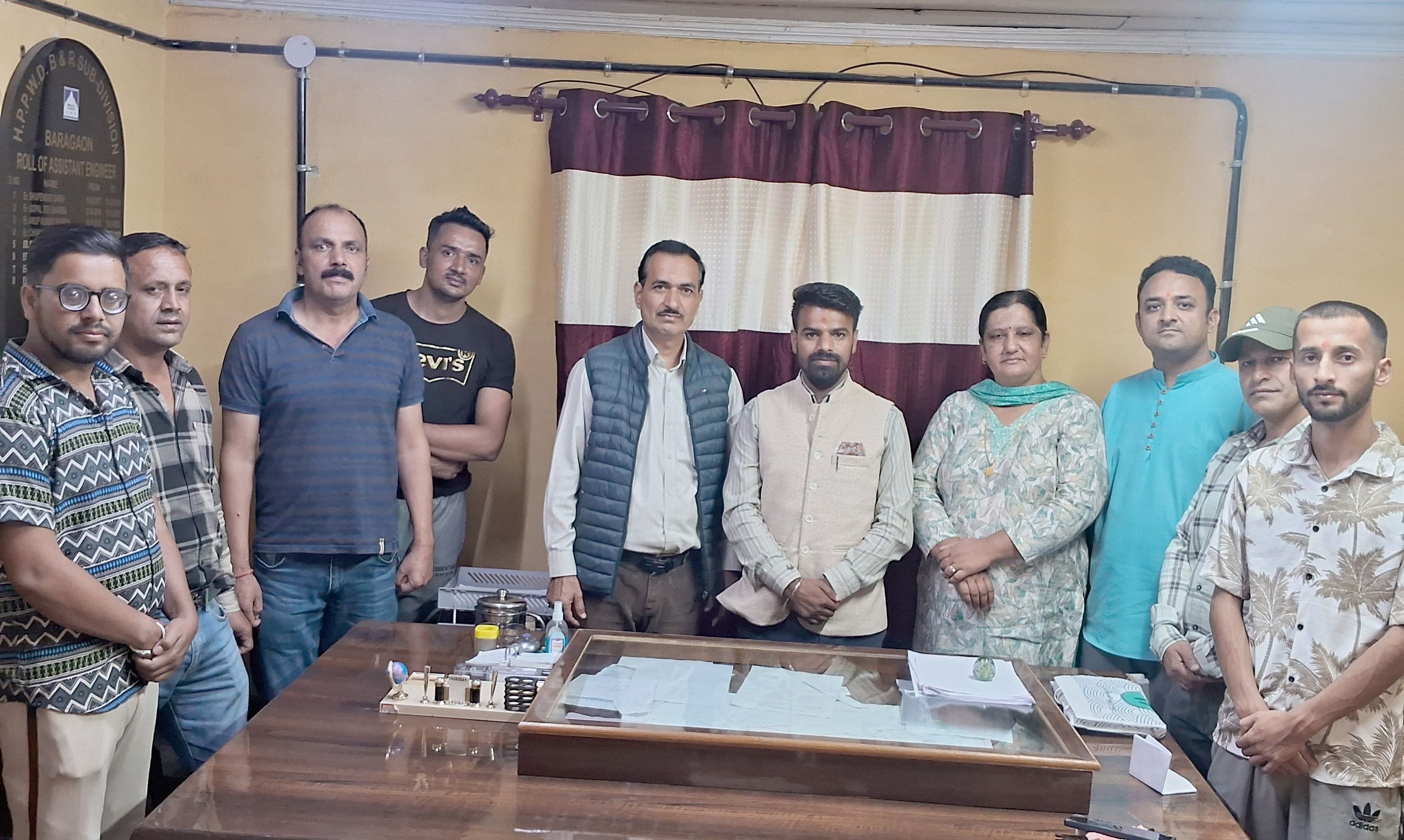 सड़क की लंबित समस्याओं के समाधान को लेकर नारकंडा का प्रतिनिधिमंडल ने अधिशासी अभियंता से की मुल
