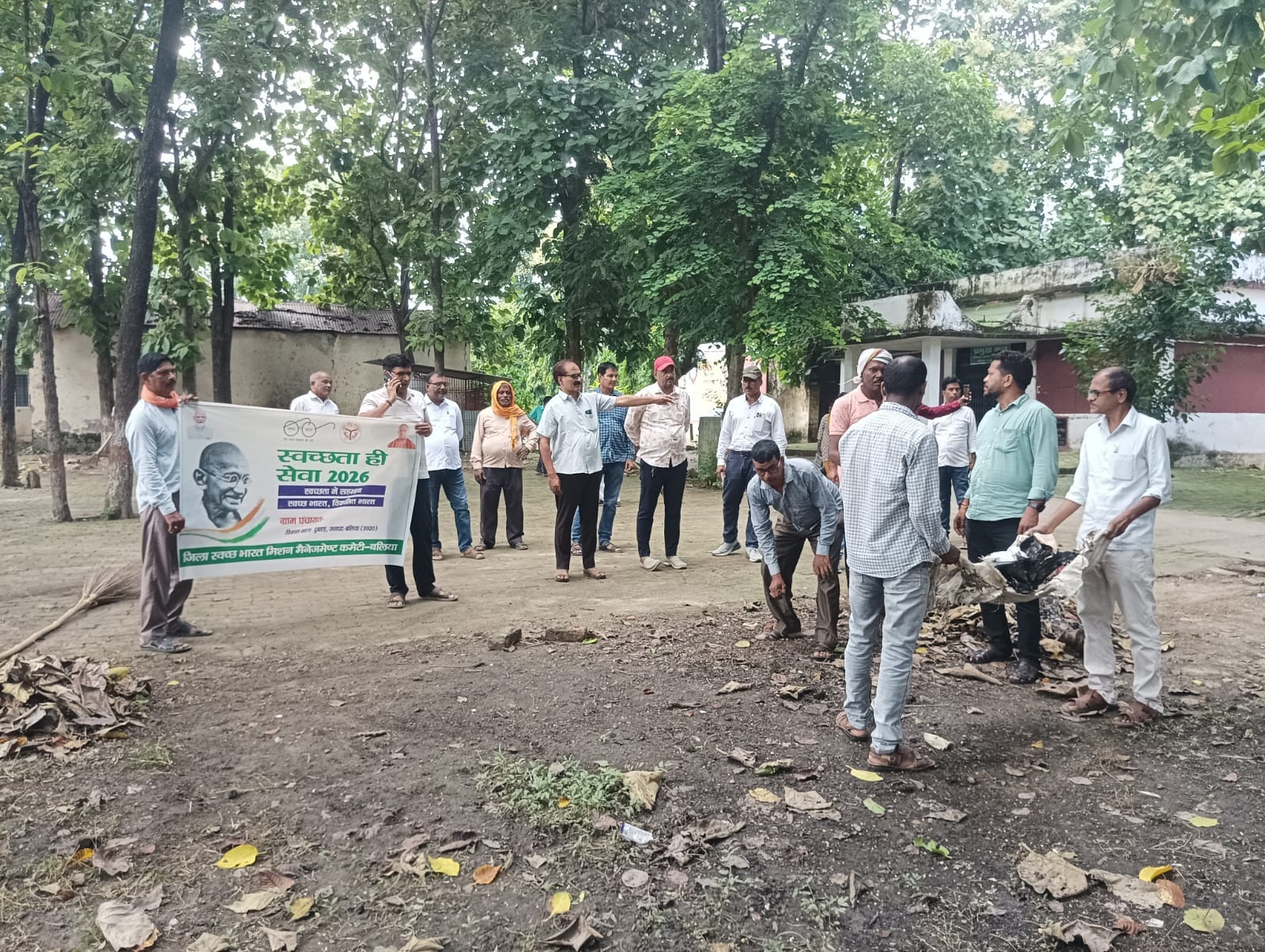 स्वच्छता ही सेवा अभियान के तहत साफ सफाई करते सफाईकर्मी। जागरुक पाठक