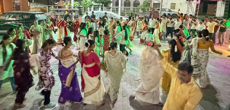 Devotees are propitiating Lord Ganesha through Garba and Dandiya