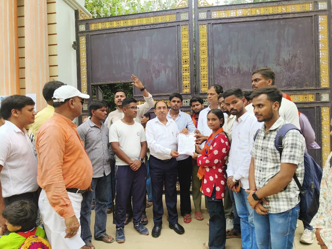 शहर के गोराबाजार स्थित  पीजी कॉलेज के गेट पर प्राचार्य राघवेंद्र पांडेय को पत्रक सौंपते अभाविप 