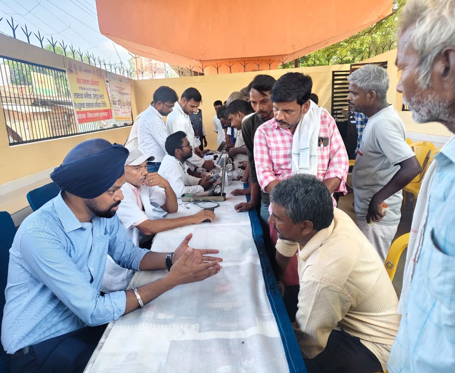 शहर के दरियापुर स्थित लेबर अड्डा पर श्रमिकों की समस्याएं सुनते जिलाधिकारी इंद्रजीत सिंह। संवा