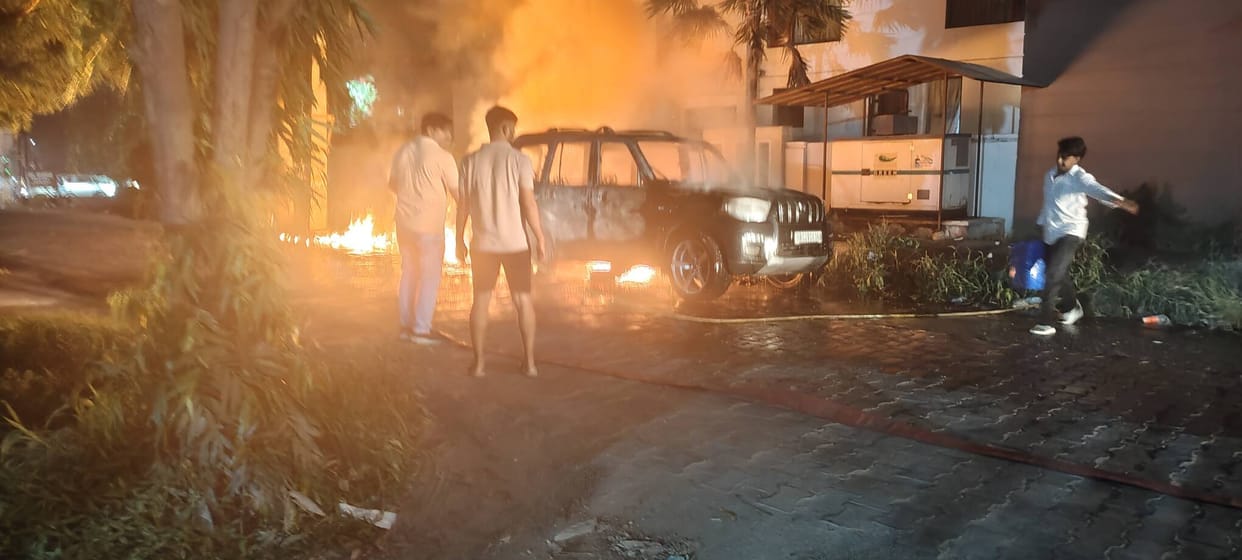 A moving Scorpio caught fire, the driver jumped out to save his life