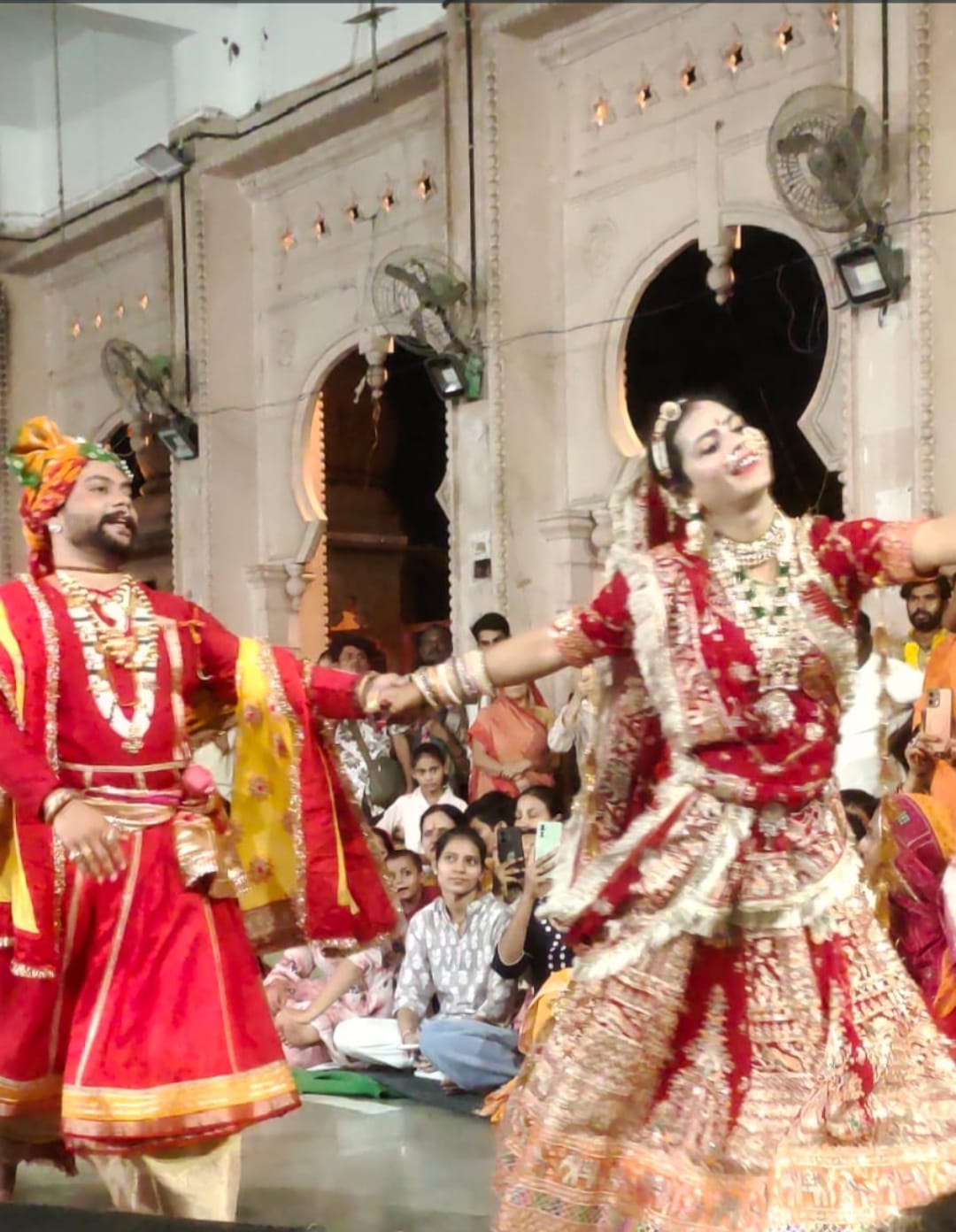 श्रीजी की अटारी पर ढांढन लीला के दौरान बधाई गान करती ढांढन।
