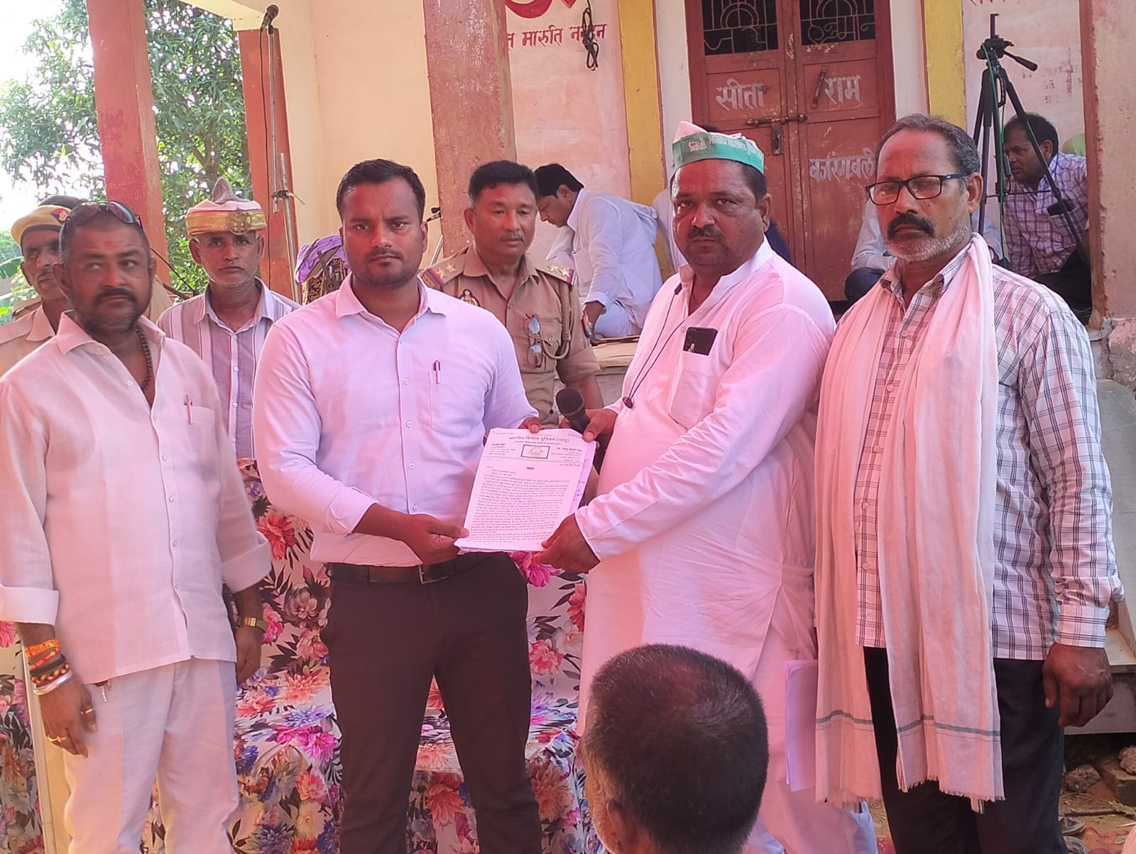 तहसीलदार को ज्ञापन देते भानू गुट के लोग -स्रोत भाकियू