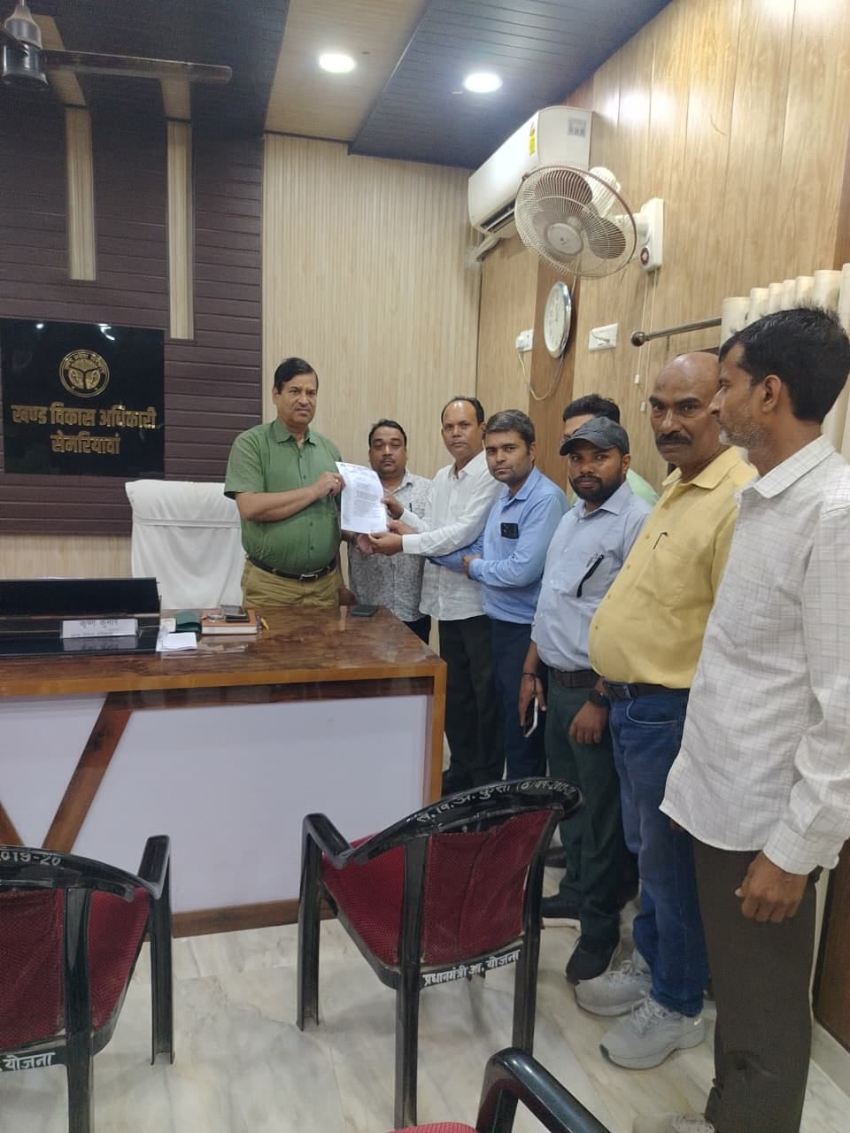 तकनीकी सहायकों ने सेमरियावां बीडीओ को मांग पत्र सौंपा-स्रोत तकनीकी सहायक