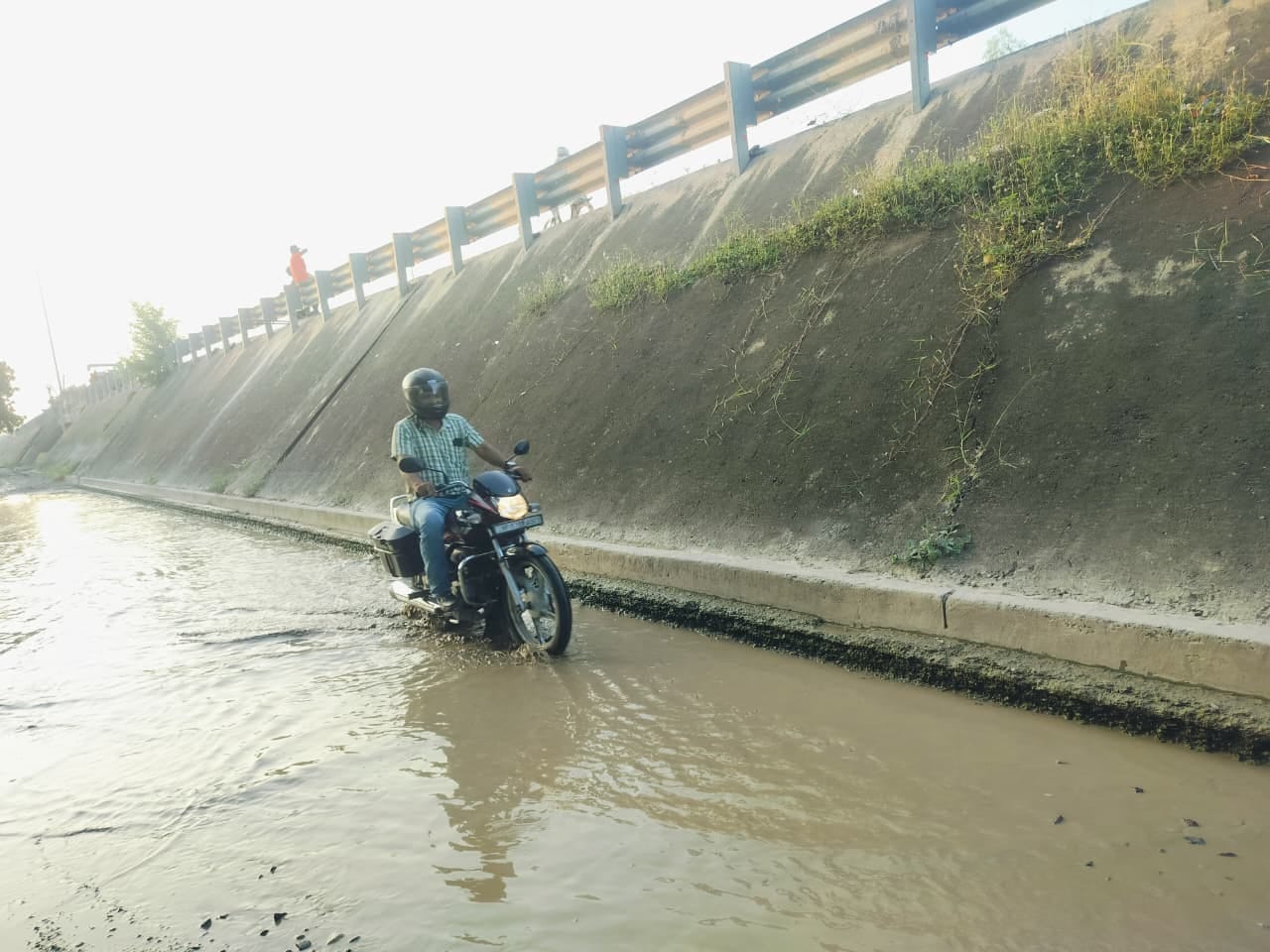 तेनुआ ओवरब्रिज के पास कीचड़ में जाता बाइदक सवार-