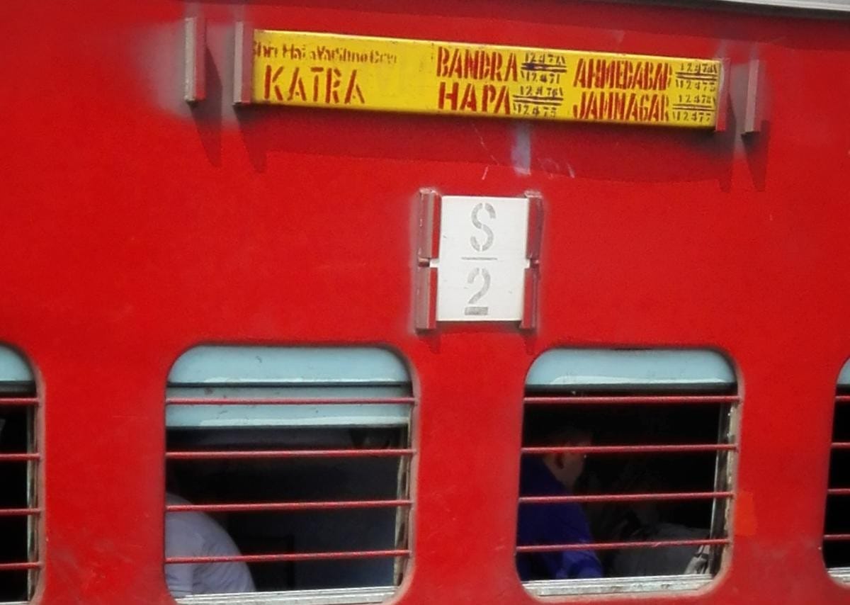 ट्रेन नंबर 12472 कटरा-बांद्रा स्वराज एक्सप्रेस। रेलवे