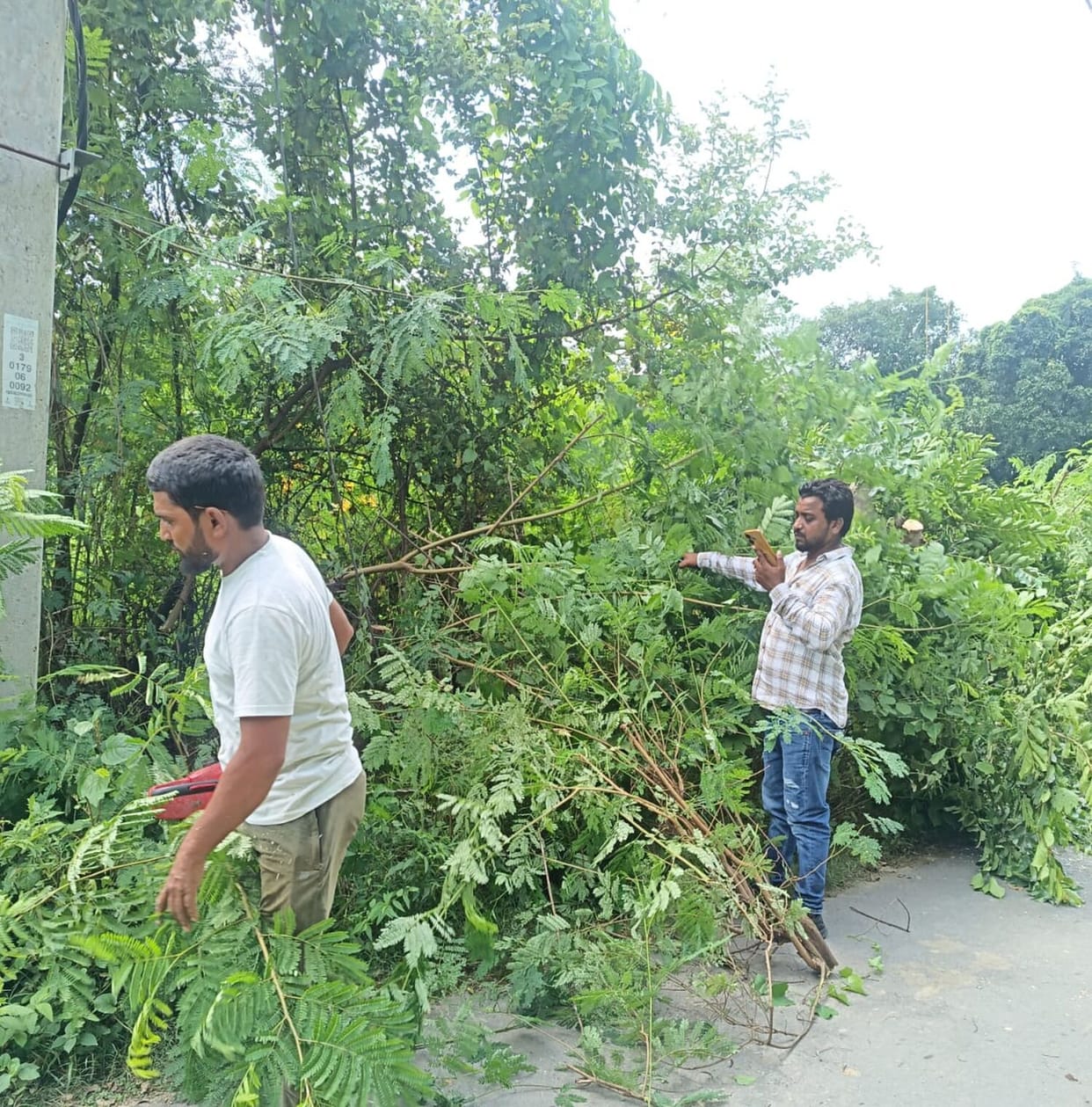 City without power for five hours; residents distressed by the heat.