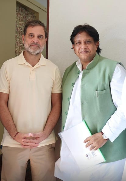 दिल्ली में कांग्रेस नेता राहुल गांधी से मुलाकात करते हुए लोक दल के राष्ट्रीय अध्यक्ष सुनील सिंह