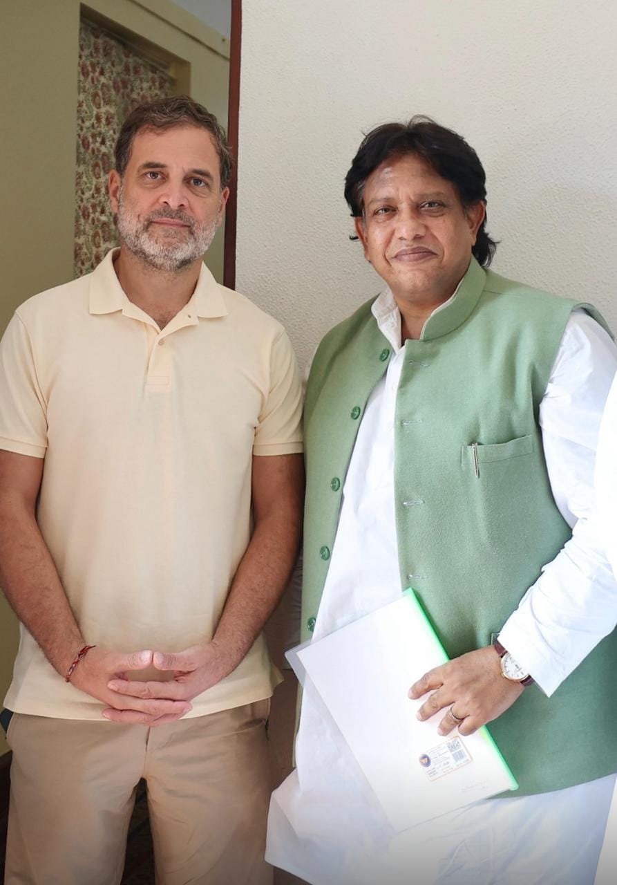 दिल्ली में कांग्रेस नेता राहुल गांधी से मुलाकात करते हुए लोक दल के राष्ट्रीय अध्यक्ष सुनील सिंह