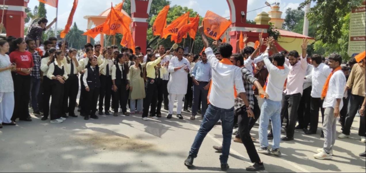 दिल्ली विवि में एबीवीपी को मिली जीत पर पूविवि में जुलूस निकाल कर कार्यकर्ताओं ने मनाया जश्न। एब