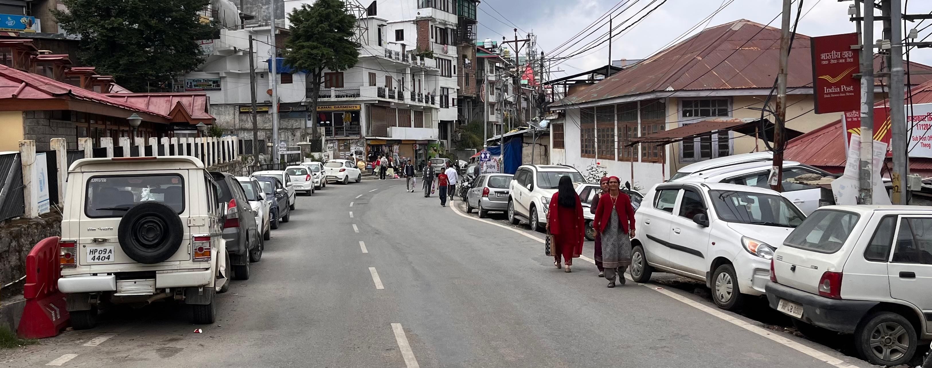 ठियोग में एनएच पर दोनों और कतार में खड़े वाहन। संवाद