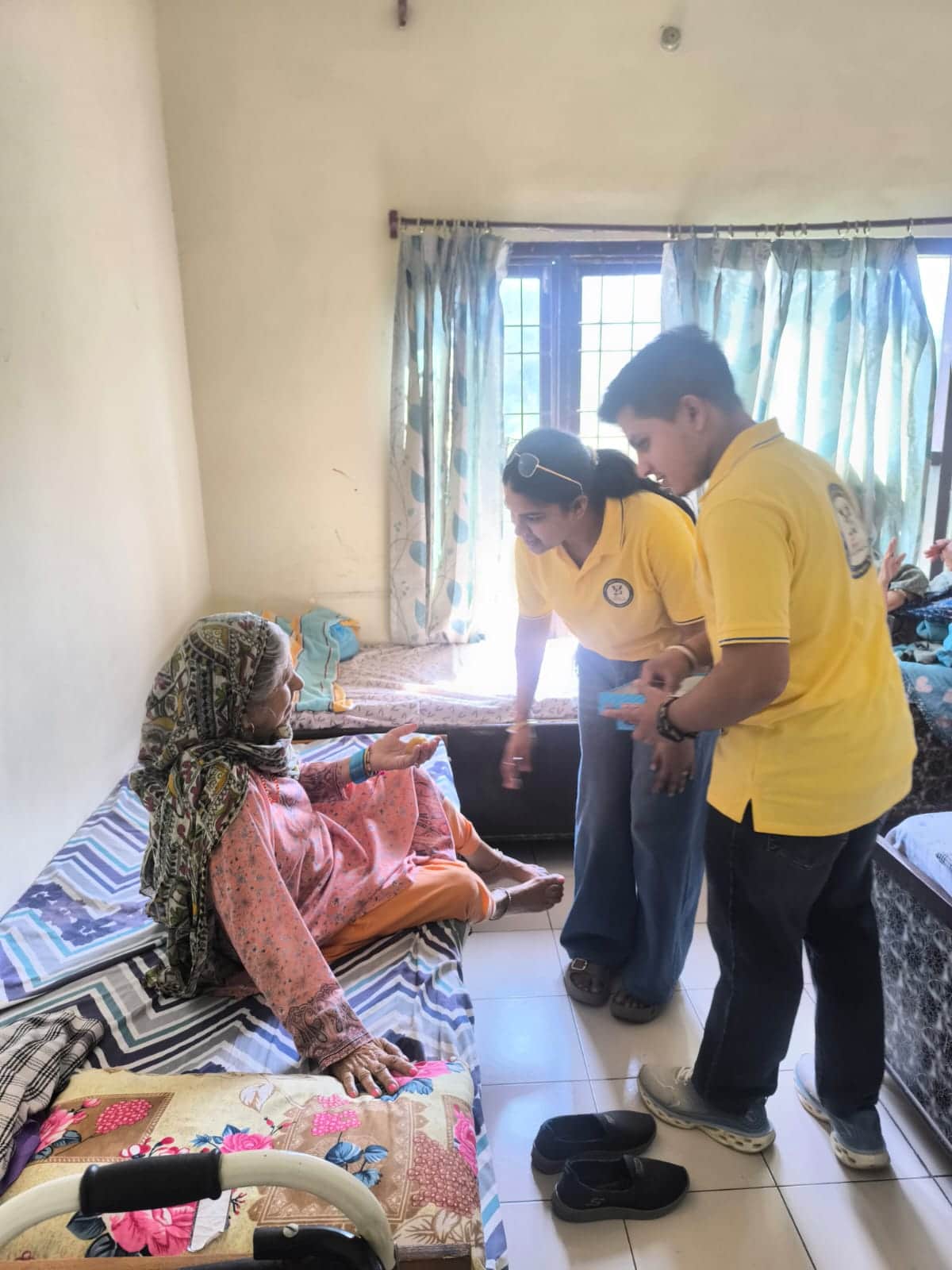 Distributed fruits, sweets, and utensils to the elderly at the old age home.
