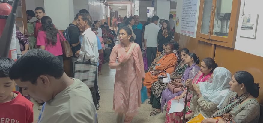 Ophthalmologist and radiologist did not assume charge; queues formed.