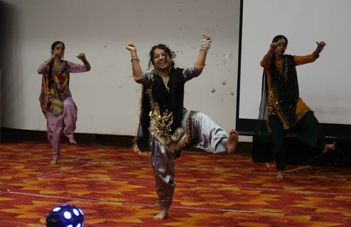 धर्मशाला महाविद्यालय के ओडिटोरियम में पर्यटन विभाग के त्रिगर्त कार्निवाल के दौरान डांस की प्रस्