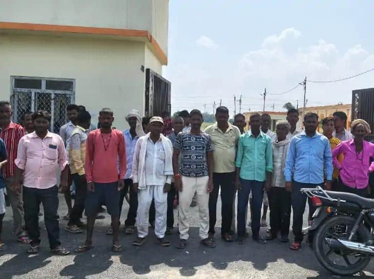 Flood victims gathered at the sub-division site, waiting for relief for six days