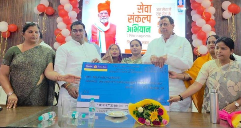 विकास भवन में आयोजित कार्यक्रम में लाभार्थियों को चेक प्रदान करते जनप्रतिनिधिगण, सोशल मीडिया
